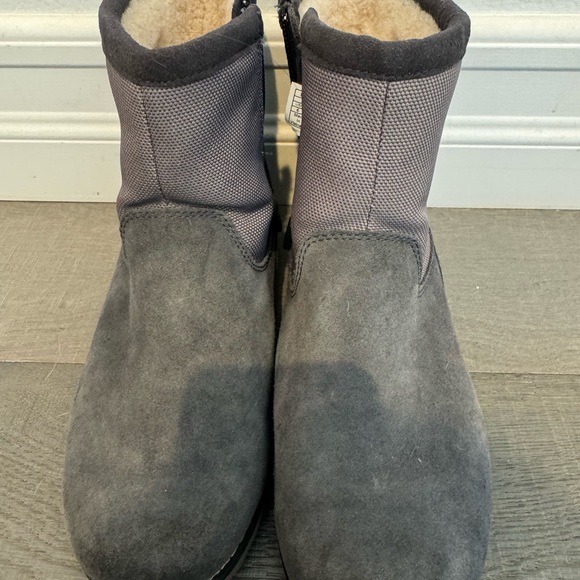 UGG Kids Bayson II Snow Boot with 3M Thinsulate Lining Boys US Size 6 - Picture 11 of 16